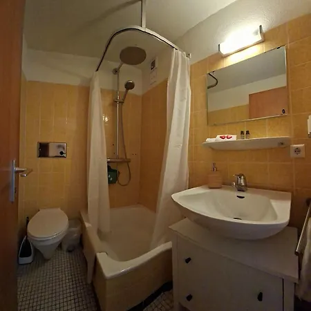 Zum Kreuz בית הארחה 3*